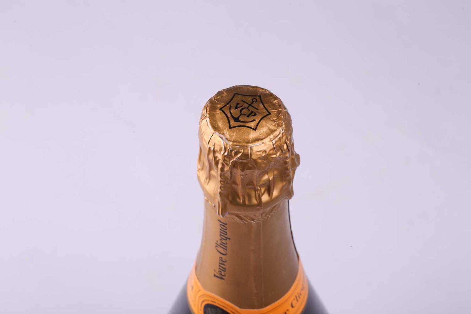 A bottle of Veuve Clicquot La Grande Dame Champagne, 2008, 750ml, 12.5%, together with a Veuve - Bild 9 aus 10