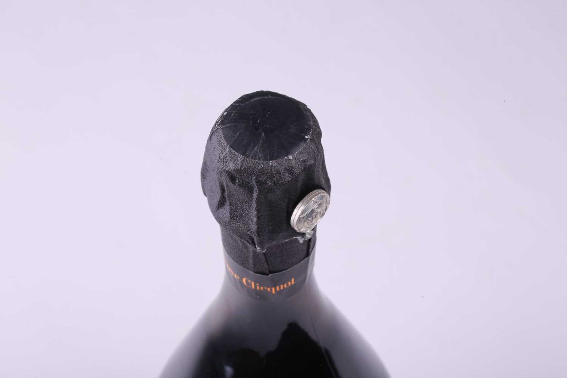 A bottle of Veuve Clicquot La Grande Dame Champagne, 2008, 750ml, 12.5%, together with a Veuve - Bild 8 aus 10