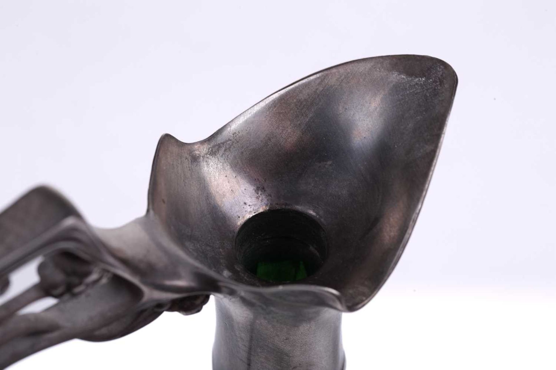 Albert Mayer for WMF, a pewter mounted green glass claret jug / ewer, c.1900, of inverted tapering - Bild 8 aus 9