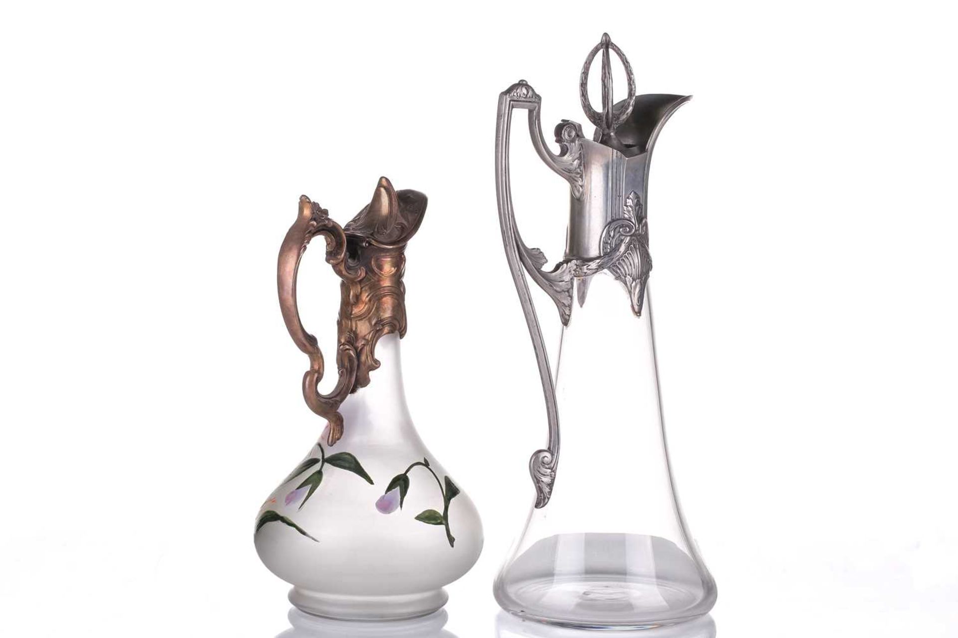 An early 20th century frosted glass claret jug, with painted flowering orchid decoration, art - Bild 4 aus 16