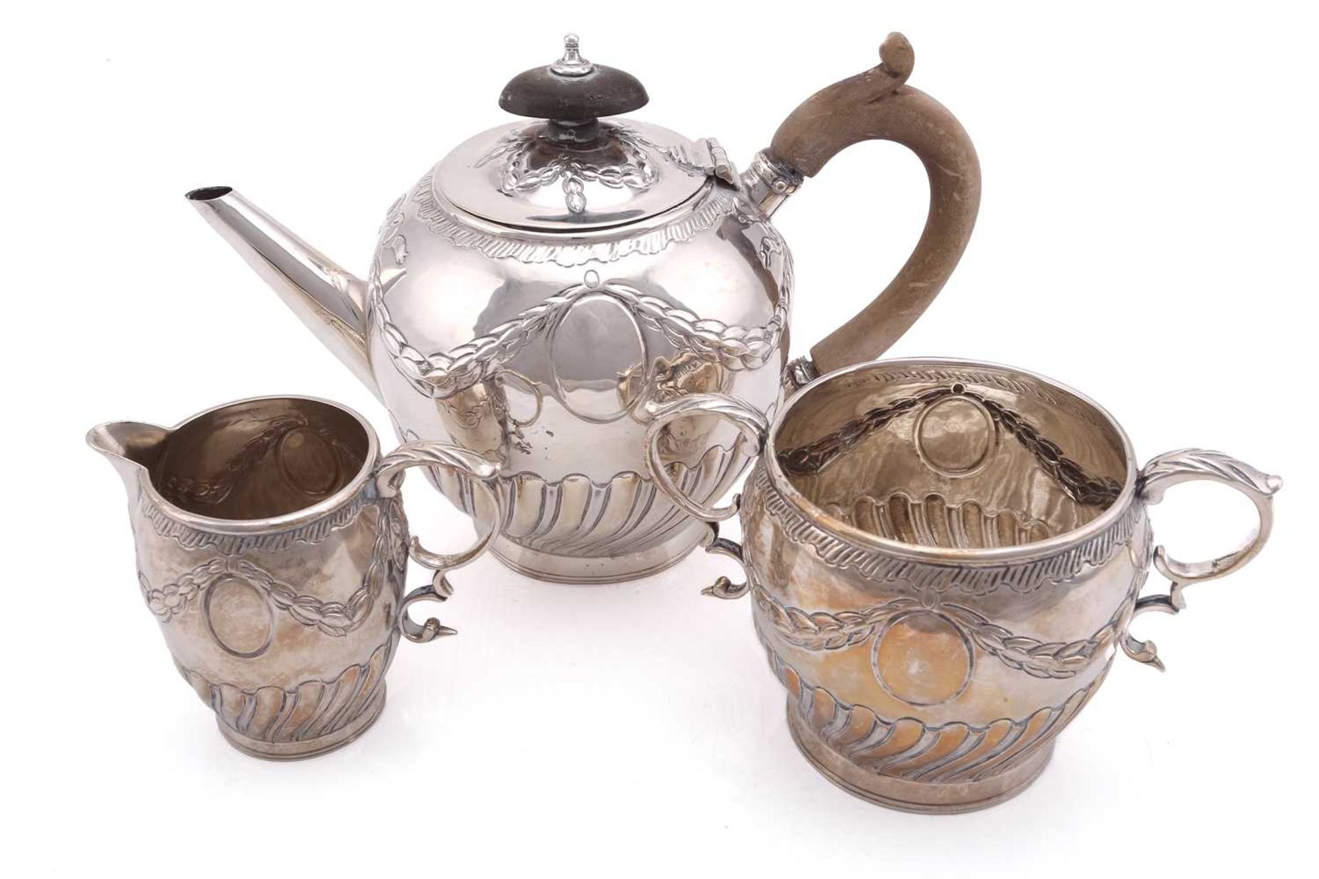 A three-piece bachelors silver tea set, by Pairpoint Brothers (John & Frank Pairpoint), London 1896, - Image 2 of 5