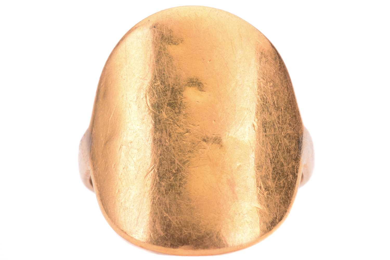 A George V half-sovereign bent-over ring, the surface has been polished off, with the bare head of