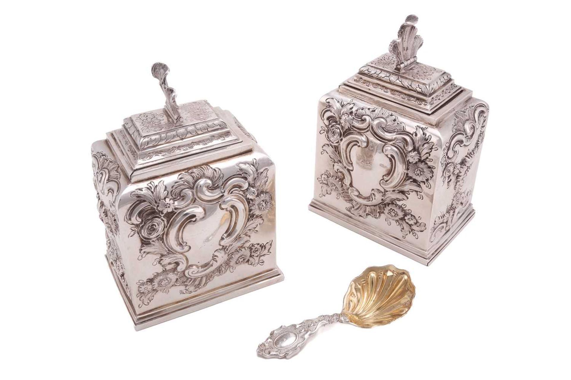 A pair of mid-Victorian silver tea caddies. London 1866 by Edward and John Barnard. Rounded