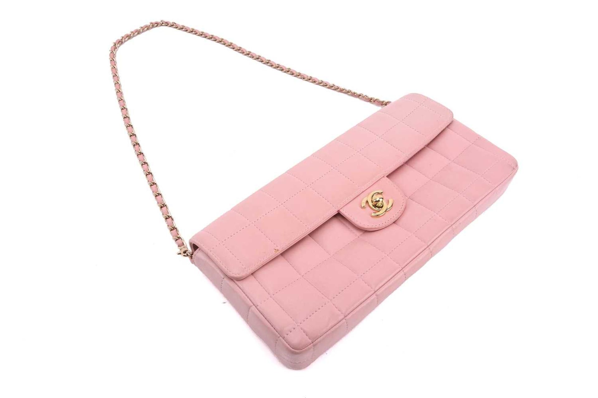 Chanel - an East West Chocolate Bar bag in baby pink lambskin leather, elongated rectangular body - Image 5 of 13