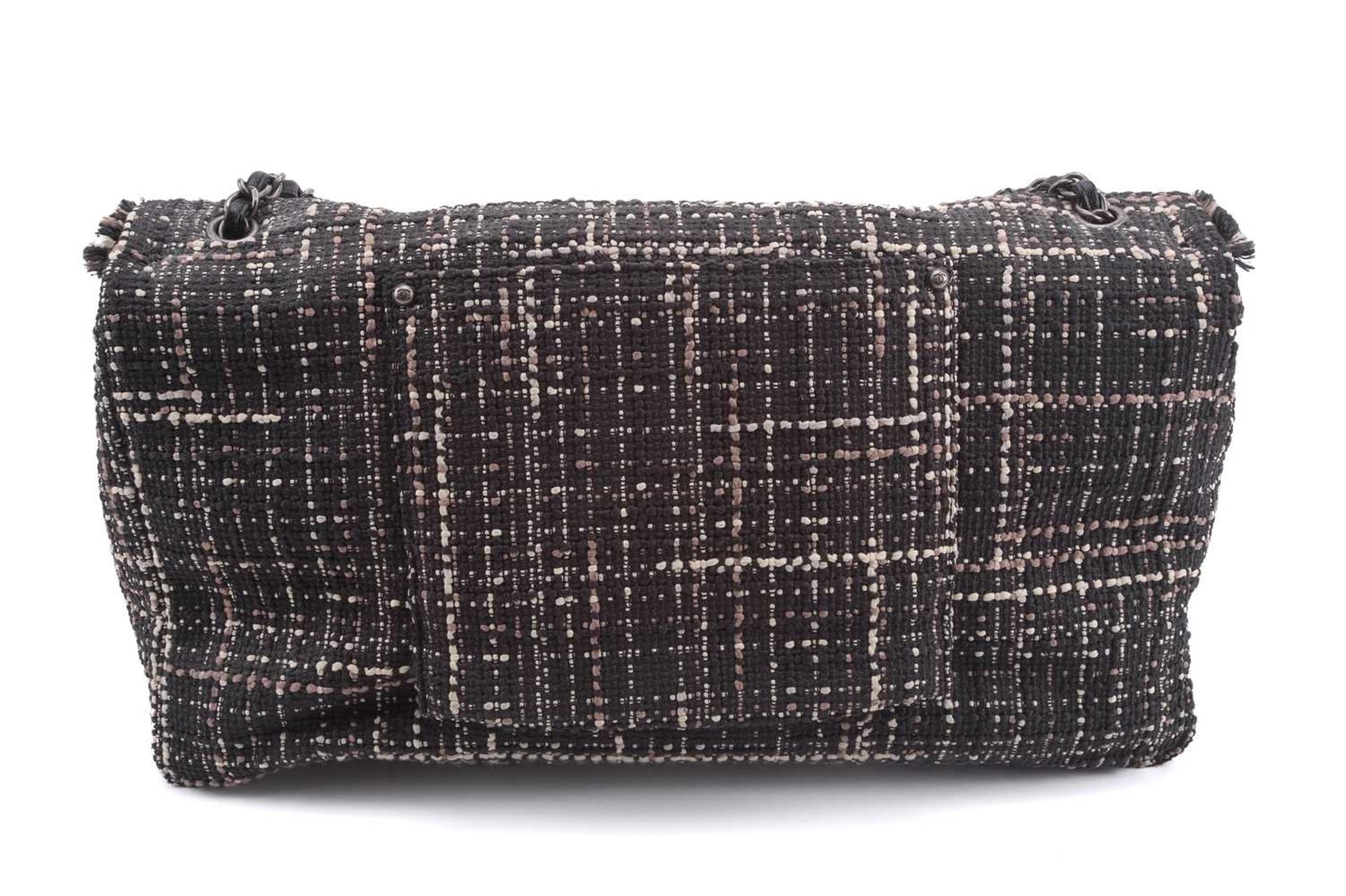 Chanel - XXL Travel jumbo classic flap bag in tweed with black caviar leather trims, from the S/S - Image 16 of 36