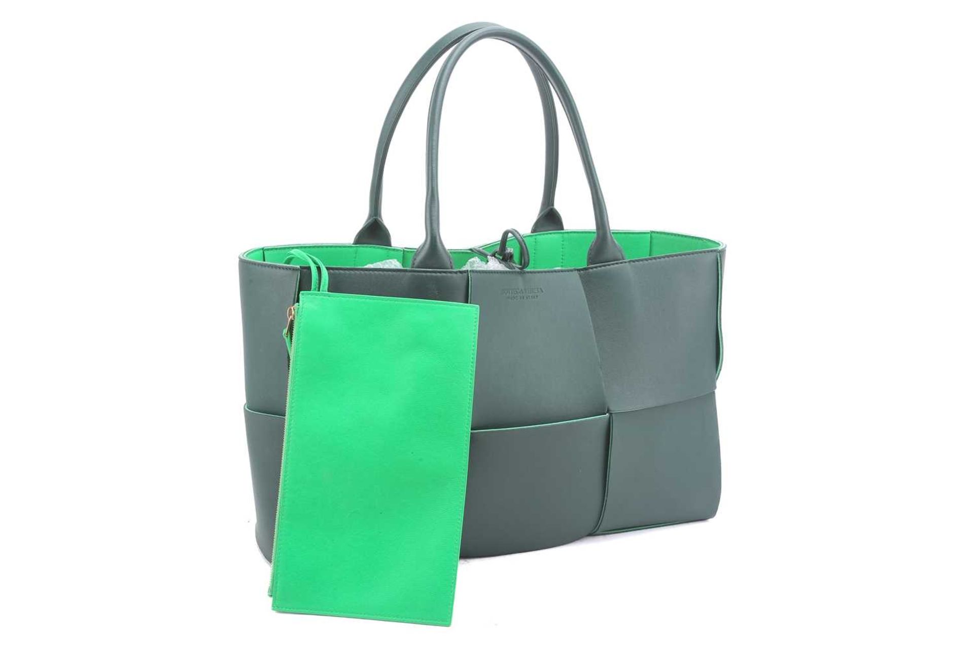 Bottega Veneta - a medium 'Arco' tote in hunter green and lime lambskin bonded leather, woven basket - Image 5 of 15