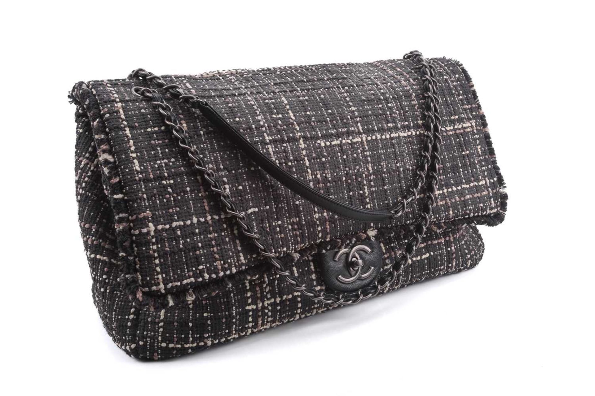 Chanel - XXL Travel jumbo classic flap bag in tweed with black caviar leather trims, from the S/S - Image 25 of 36