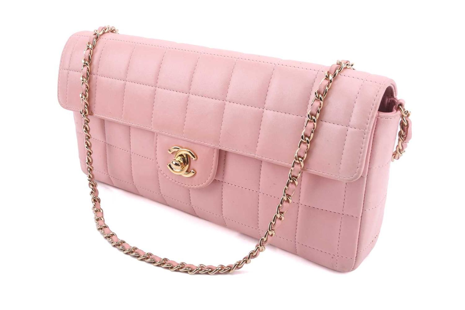 Chanel - an East West Chocolate Bar bag in baby pink lambskin leather, elongated rectangular body - Image 3 of 13