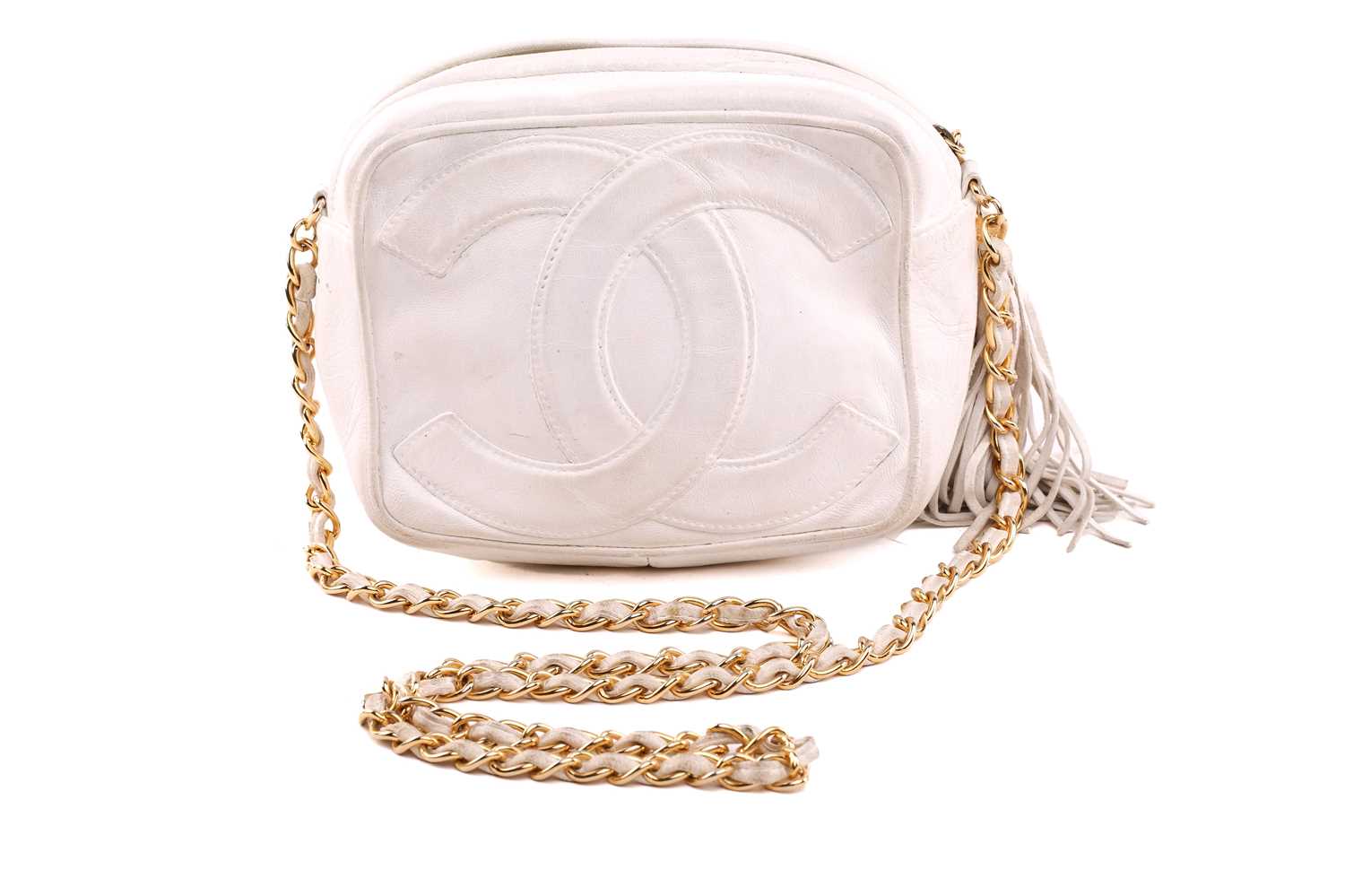 Chanel - a mini camera bag in white leather, circa 1986, interlocking 'CC' logo appliqué on the - Image 3 of 9