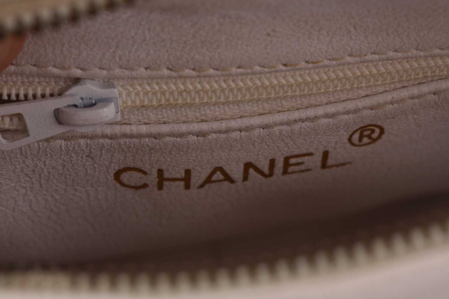Chanel - a mini camera bag in white leather, circa 1986, interlocking 'CC' logo appliqué on the - Image 4 of 9