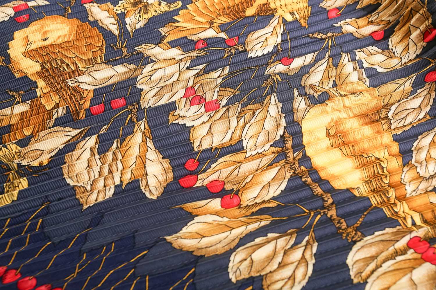 Hermès - 'Les Merises (Cherries)' silk pleated scarf in navy and gold colourway, illustrated with - Image 5 of 6