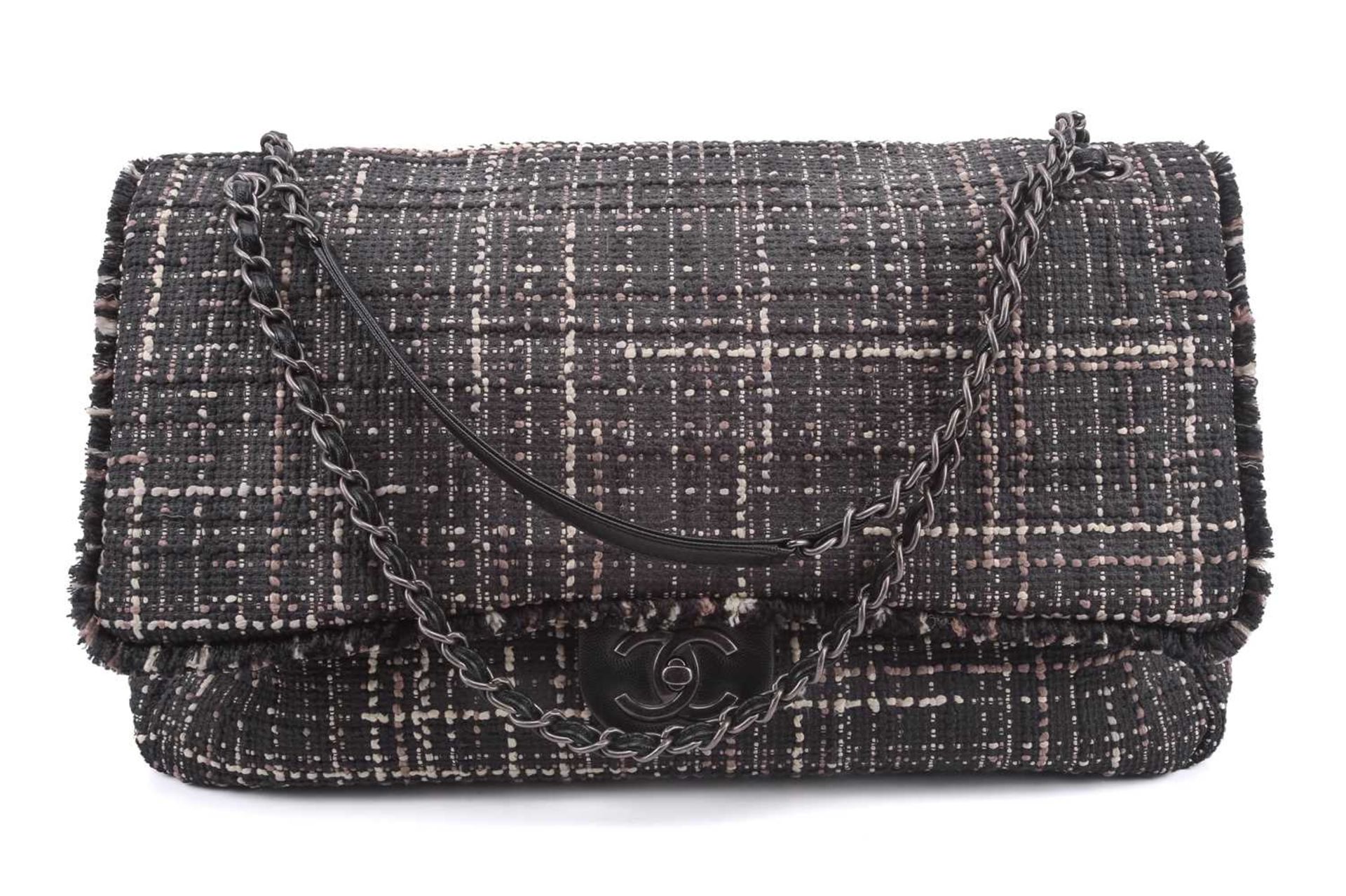 Chanel - XXL Travel jumbo classic flap bag in tweed with black caviar leather trims, from the S/S - Image 14 of 36