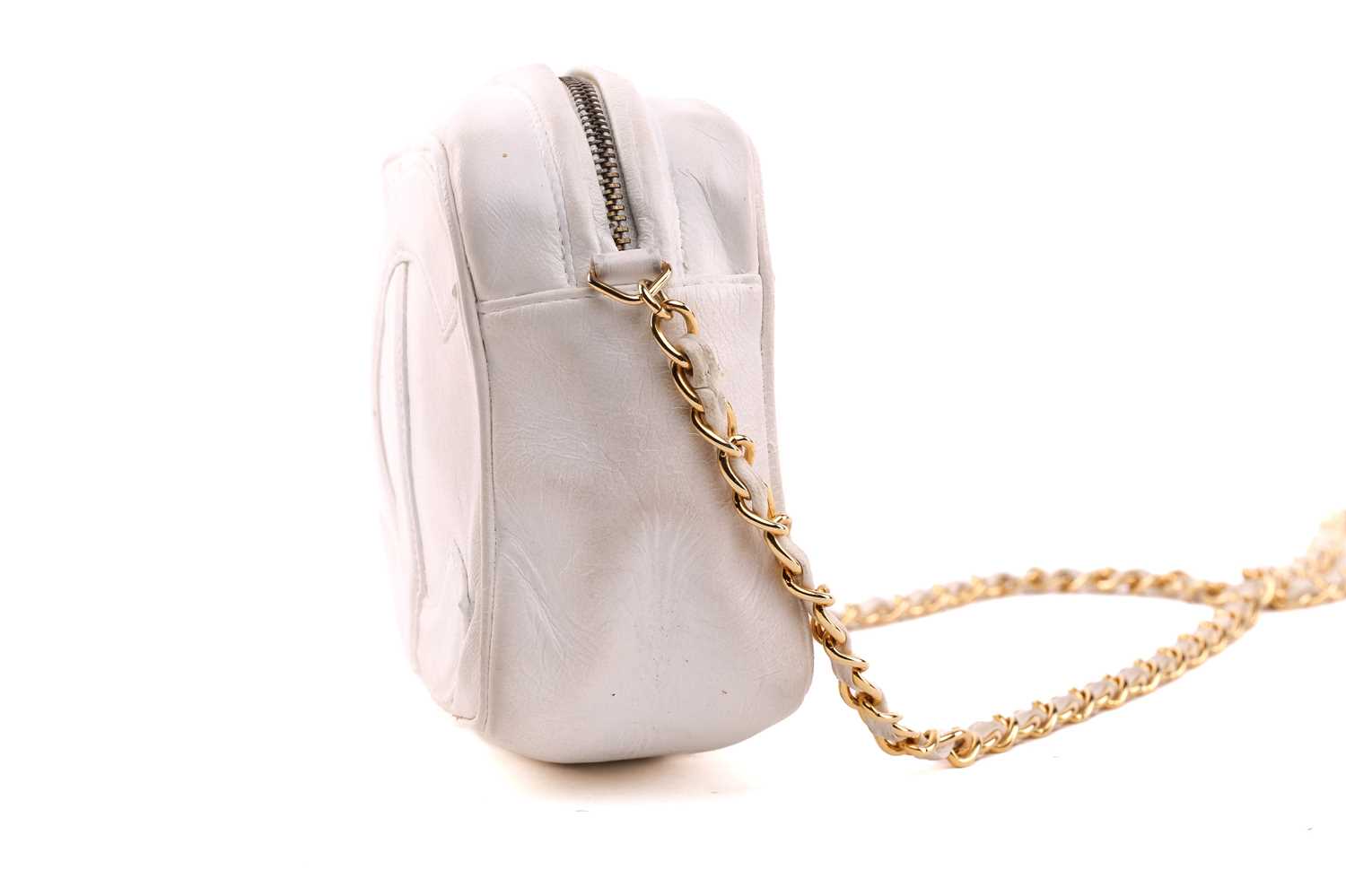Chanel - a mini camera bag in white leather, circa 1986, interlocking 'CC' logo appliqué on the - Image 6 of 9