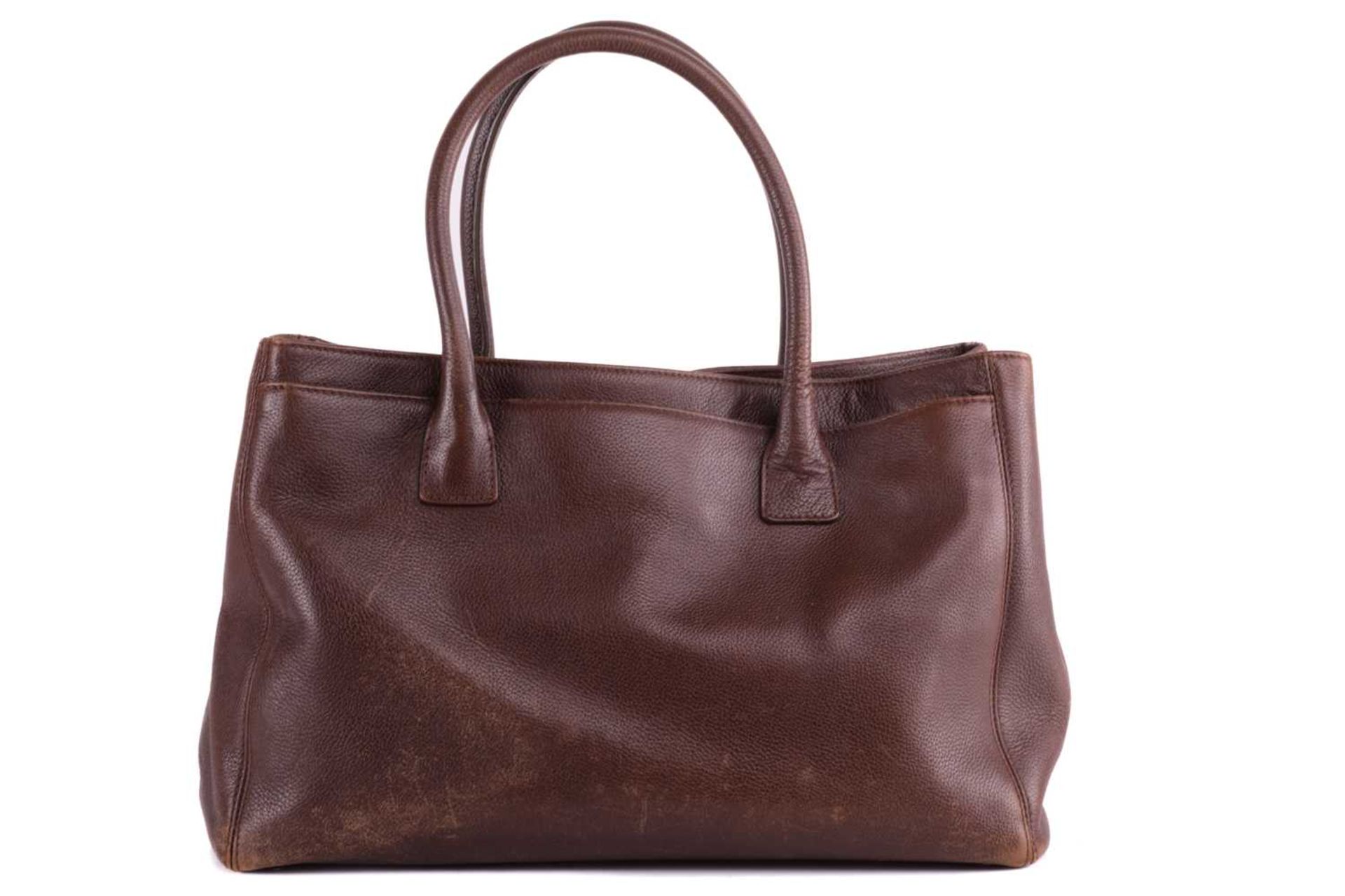 Chanel - an Executive tote bag in hazelnut brown grained leather, circa 1989, constructed with - Image 5 of 10