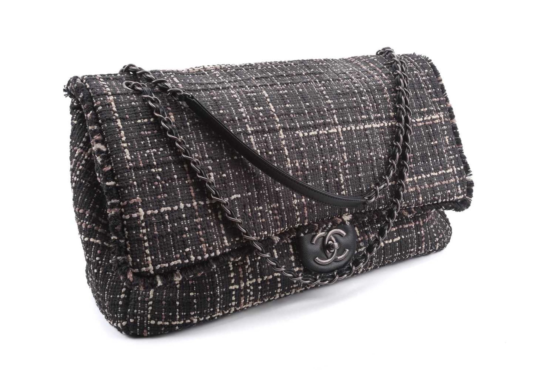 Chanel - XXL Travel jumbo classic flap bag in tweed with black caviar leather trims, from the S/S - Image 13 of 36