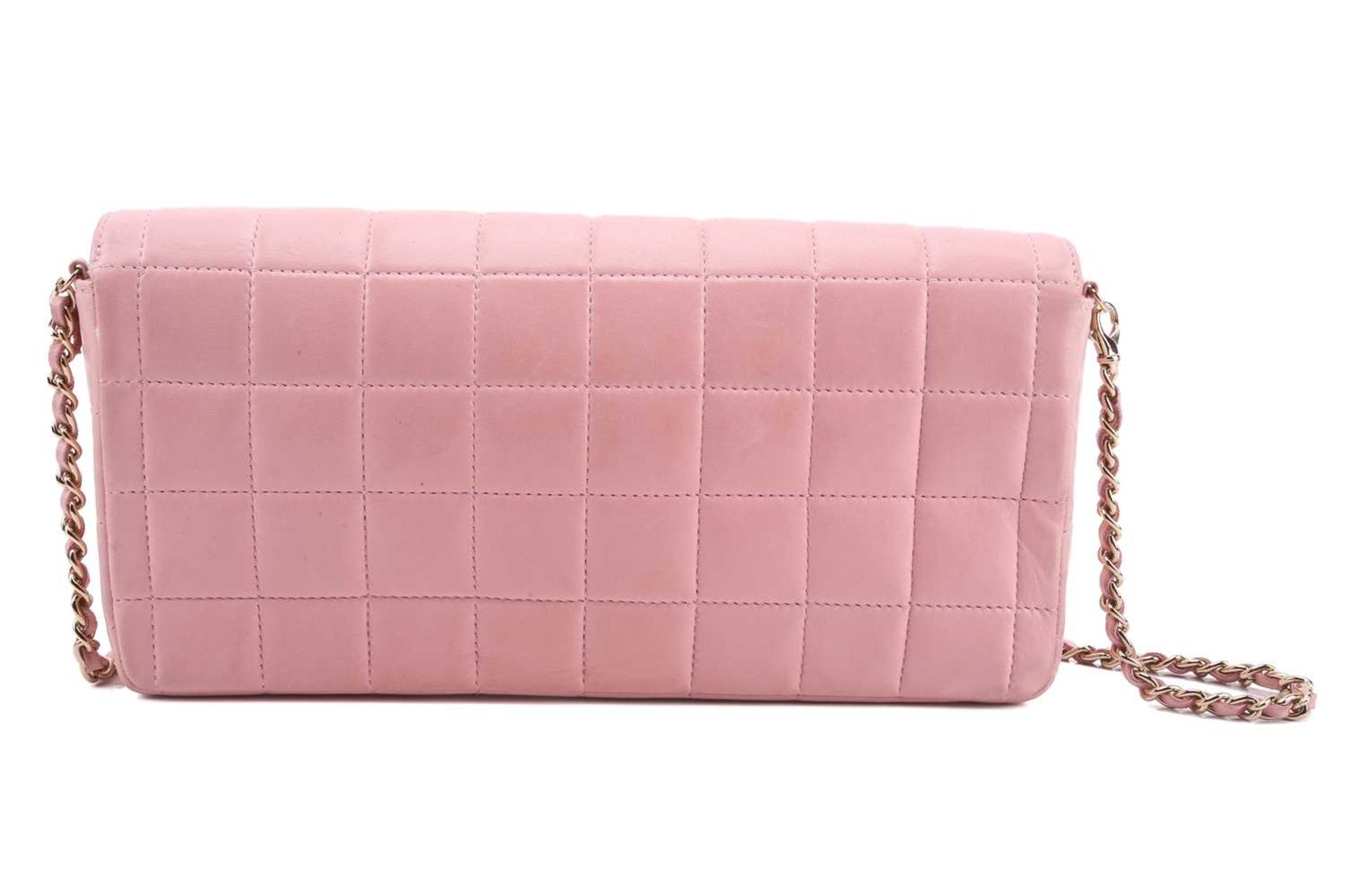 Chanel - an East West Chocolate Bar bag in baby pink lambskin leather, elongated rectangular body - Image 4 of 13