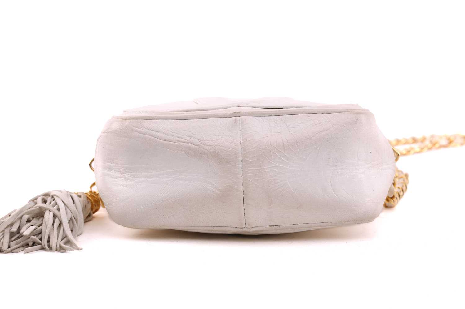 Chanel - a mini camera bag in white leather, circa 1986, interlocking 'CC' logo appliqué on the - Image 7 of 9