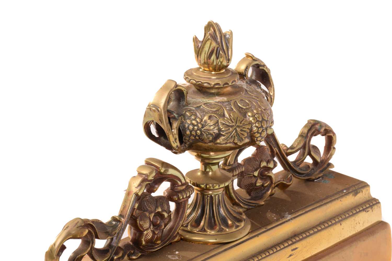 An Edwardian heavy brass fire curb with pierced and arched front rail and flaming urn mounts, 157 cm - Image 3 of 7