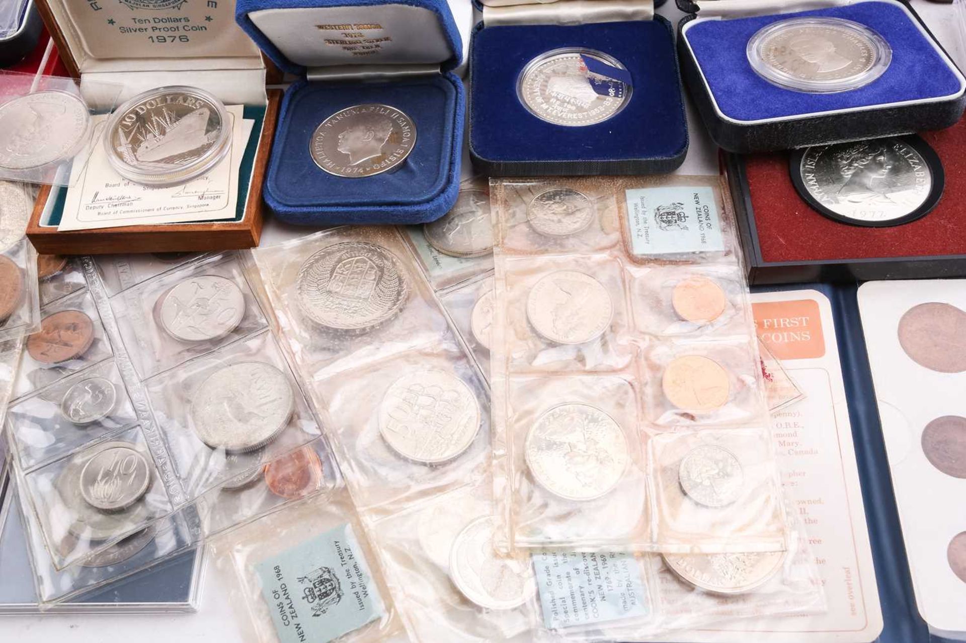 A good collection of sterling silver proof commemorative coins, many boxed with certificates, to - Bild 7 aus 15