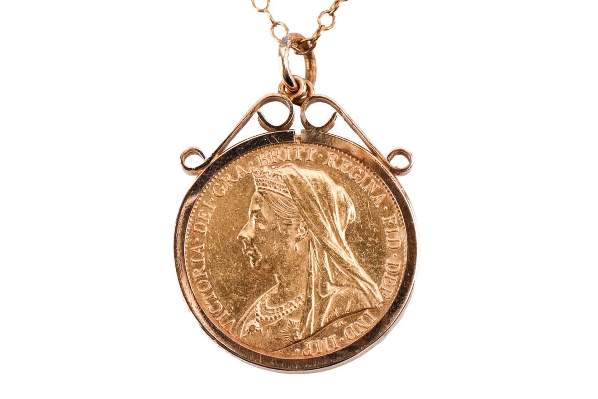 A Queen Victoria full sovereign pendant on chain, dated 1901, in 9ct yellow gold scrolled mount, - Image 2 of 3