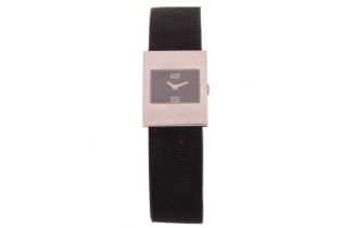 A Gucci 4900L lady's dress watch. Model: 4900L Serial: 0003133 Case Material: Steel Case diameter: