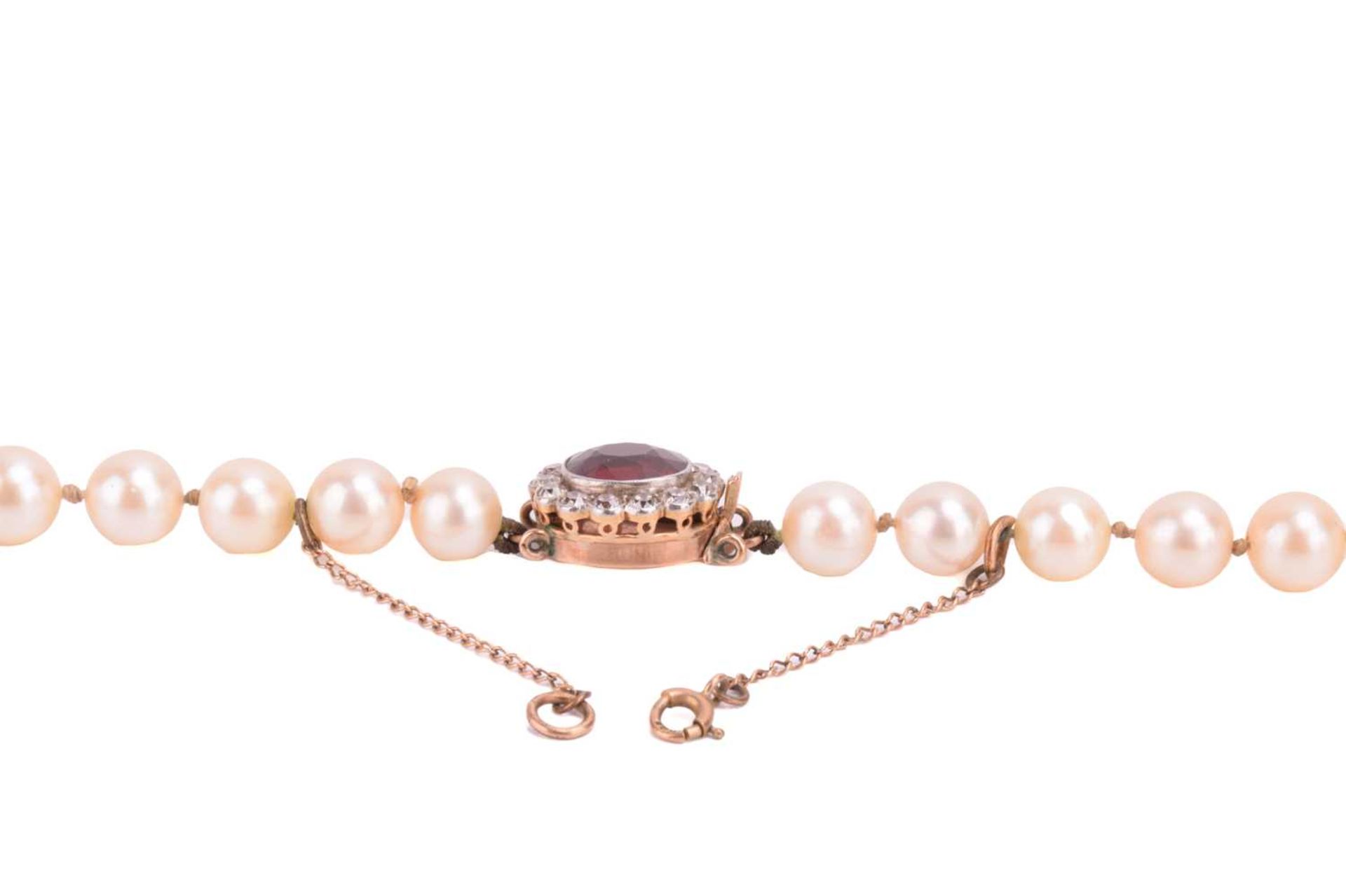 A single row graduated cultured pearl necklace with a spinel and diamond cluster clasp, the pearls - Image 4 of 4