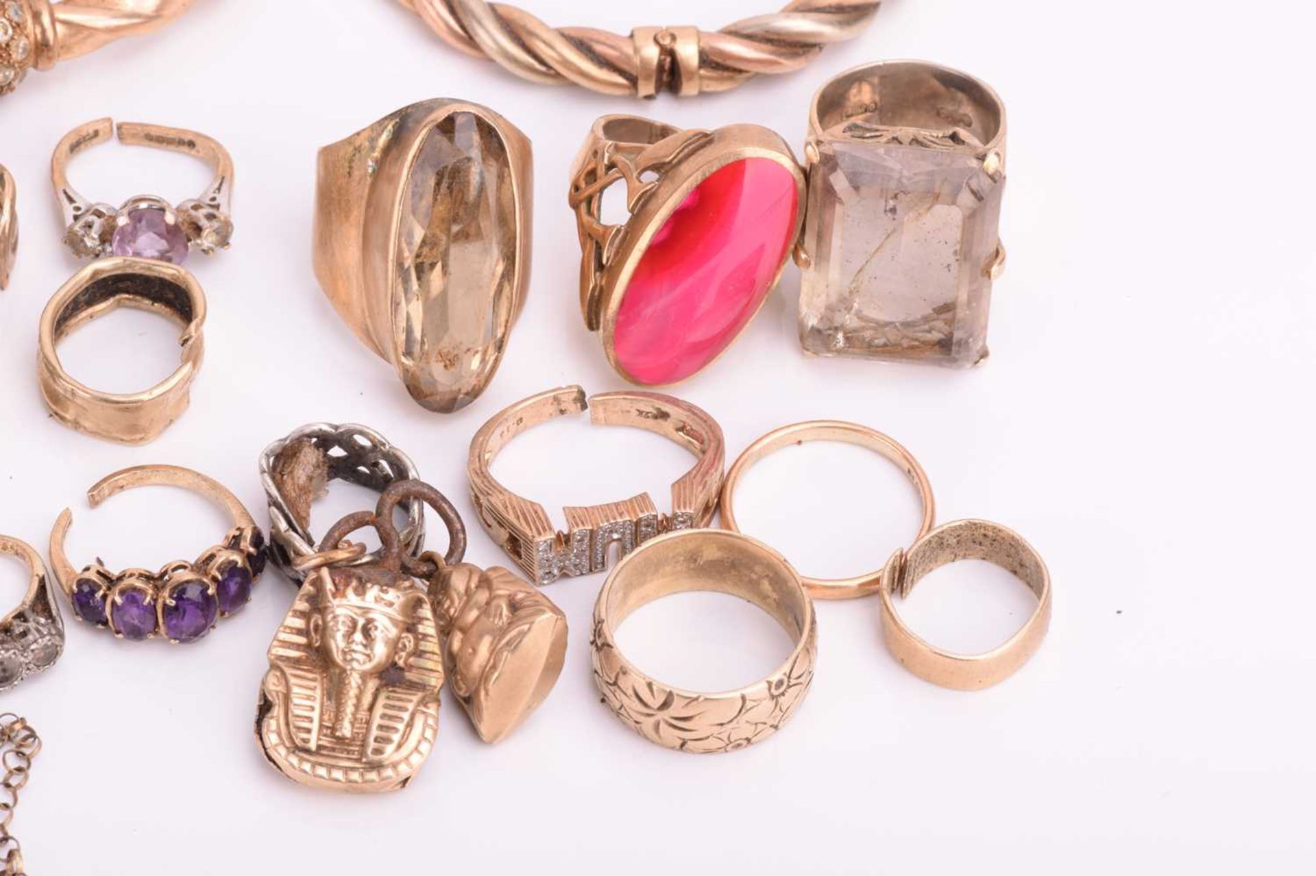 A quantity of mixed gold and yellow metal jewellery, including a hallmarked 22ct gold wedding - Image 9 of 9