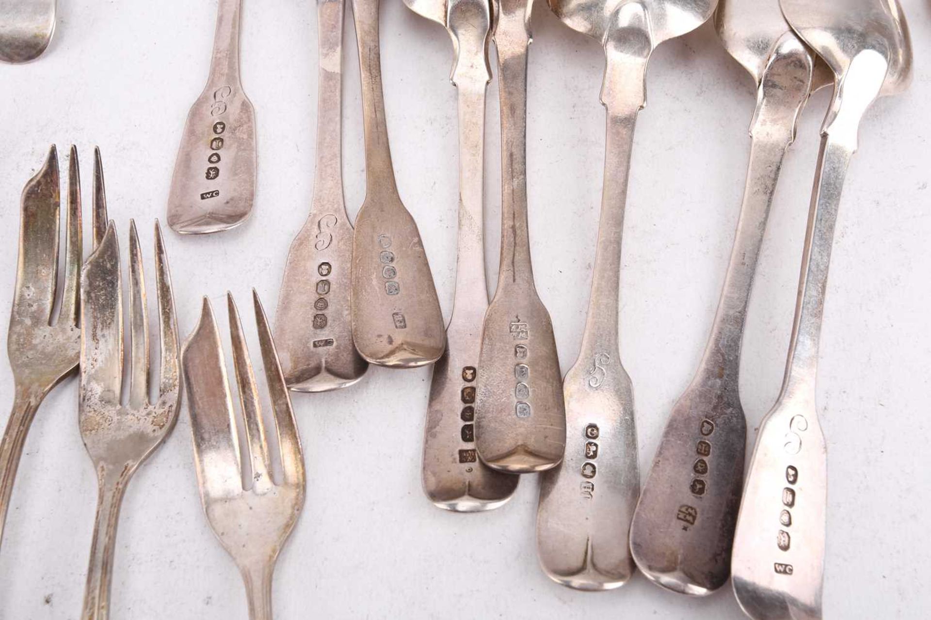 A mixed collection of silver including a Victorian barrel-shaped mug, an elongated oval pin tray, - Image 7 of 10