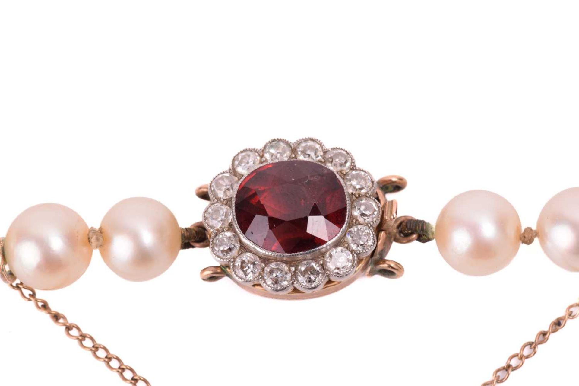 A single row graduated cultured pearl necklace with a spinel and diamond cluster clasp, the pearls - Image 3 of 4