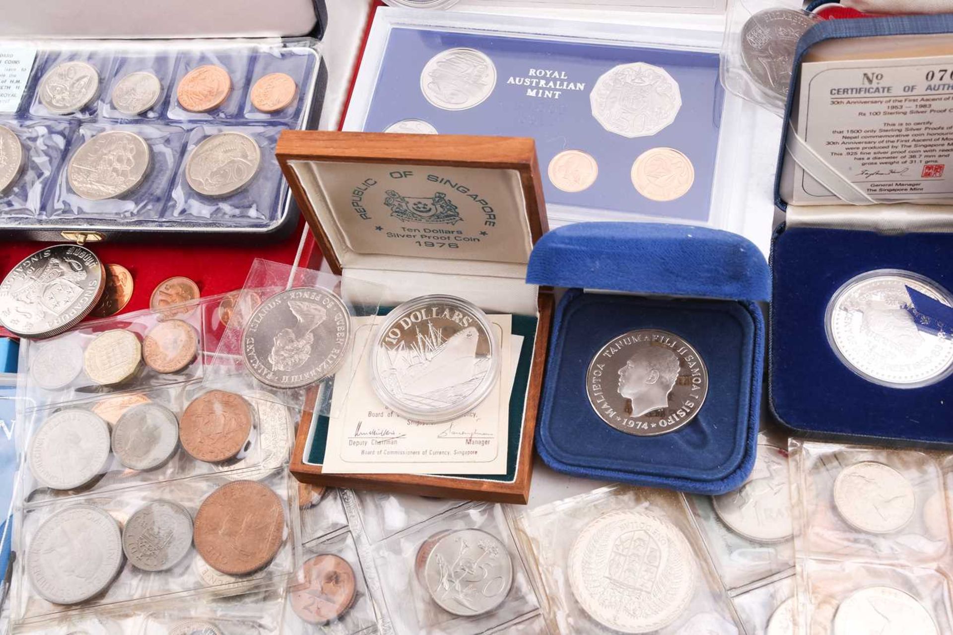 A good collection of sterling silver proof commemorative coins, many boxed with certificates, to - Bild 6 aus 15
