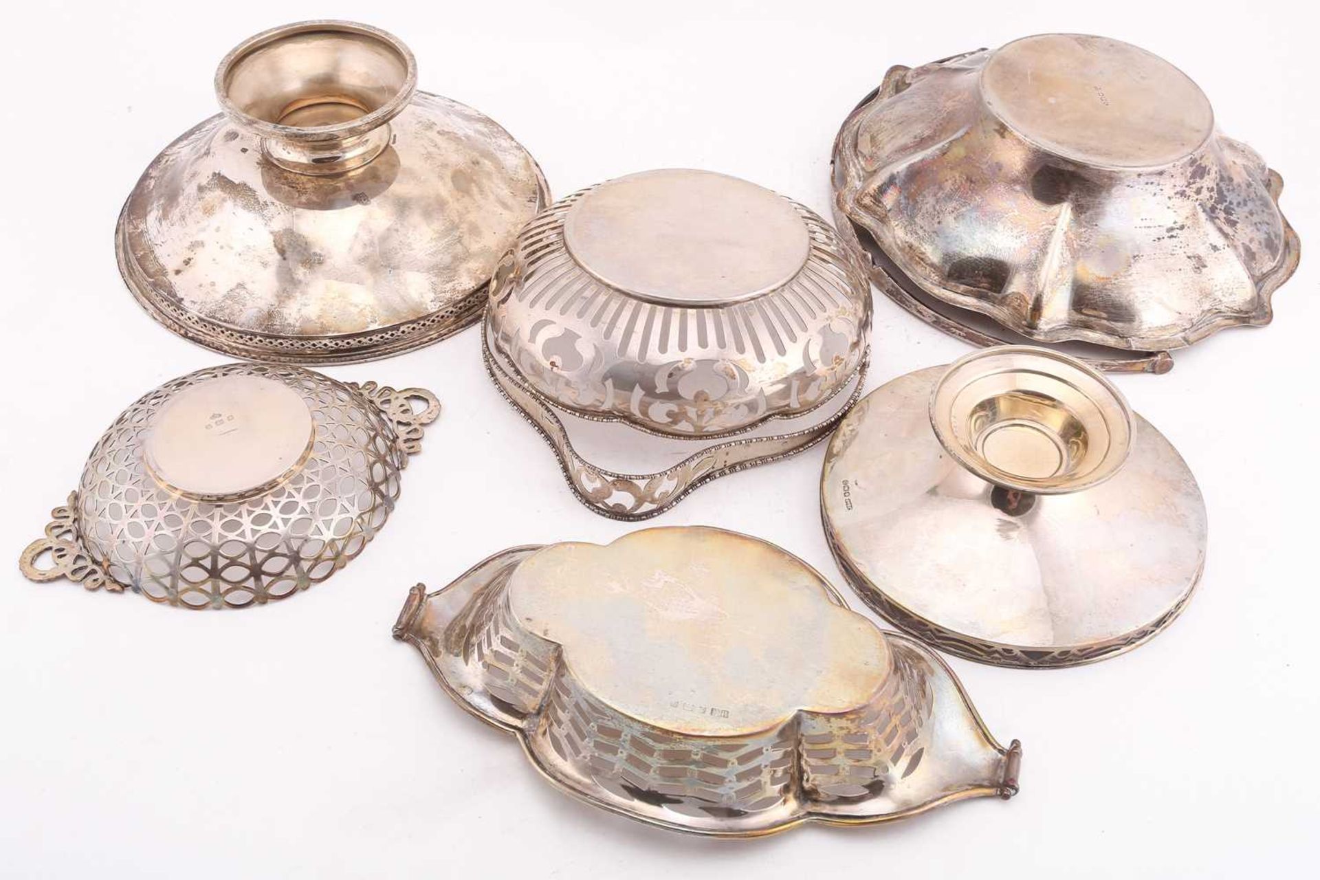 A group of five silver dishes comprising, a shallow pierced two-handled bon bon dish, a cake - Image 5 of 9