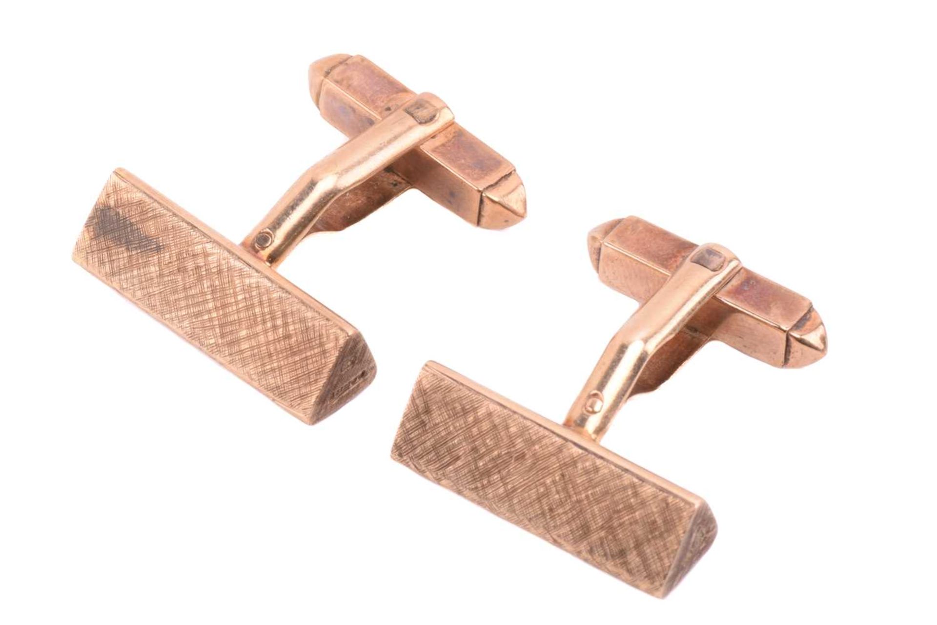 A pair of 9ct yellow gold cufflinks by Kurt Weiss, of wedge form with Florentine finish and T-bar - Image 5 of 5