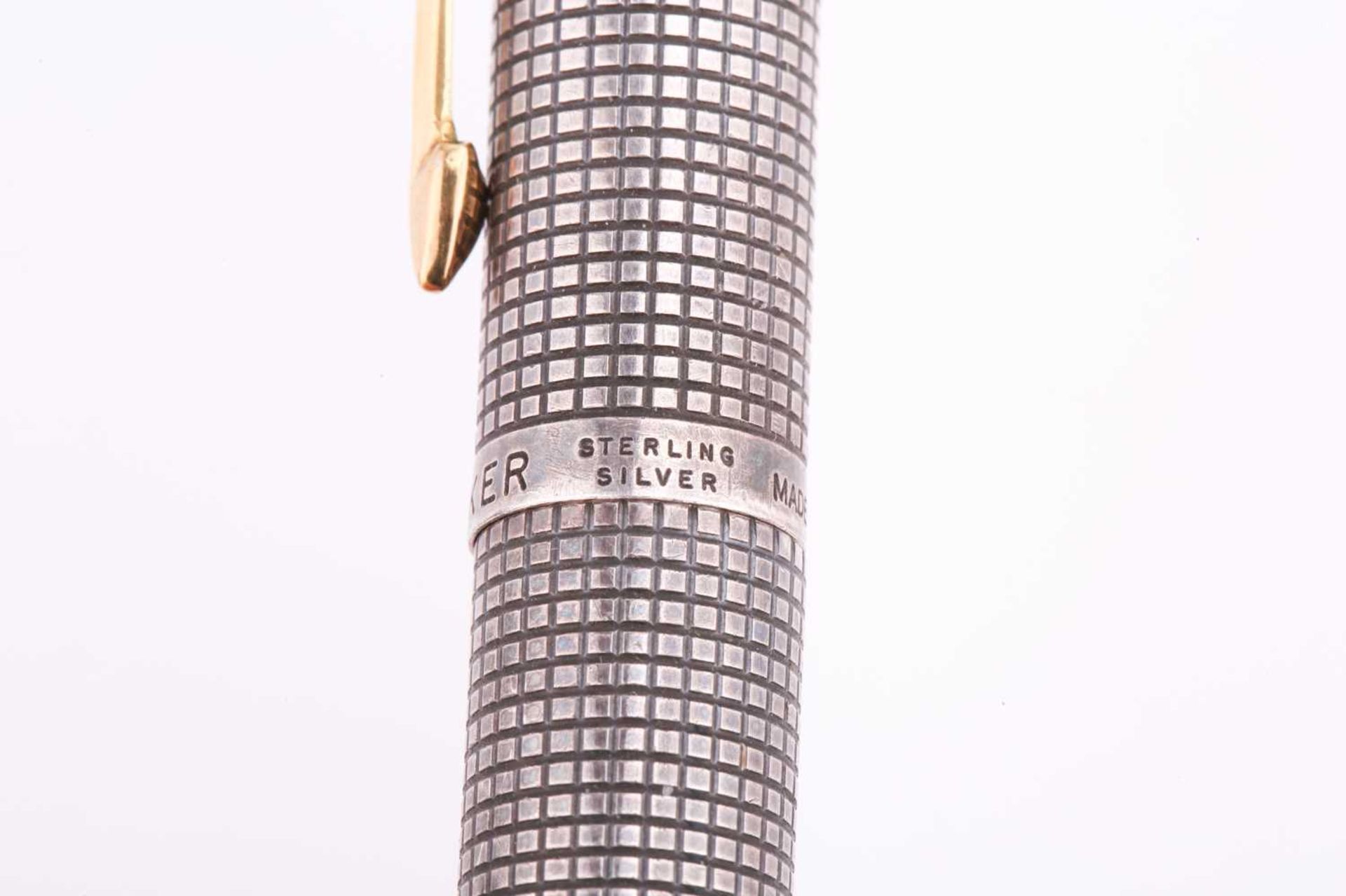 Parker- a cartridge fountain pen, the white metal barrel and pull-off cap with chiselled - Image 6 of 6