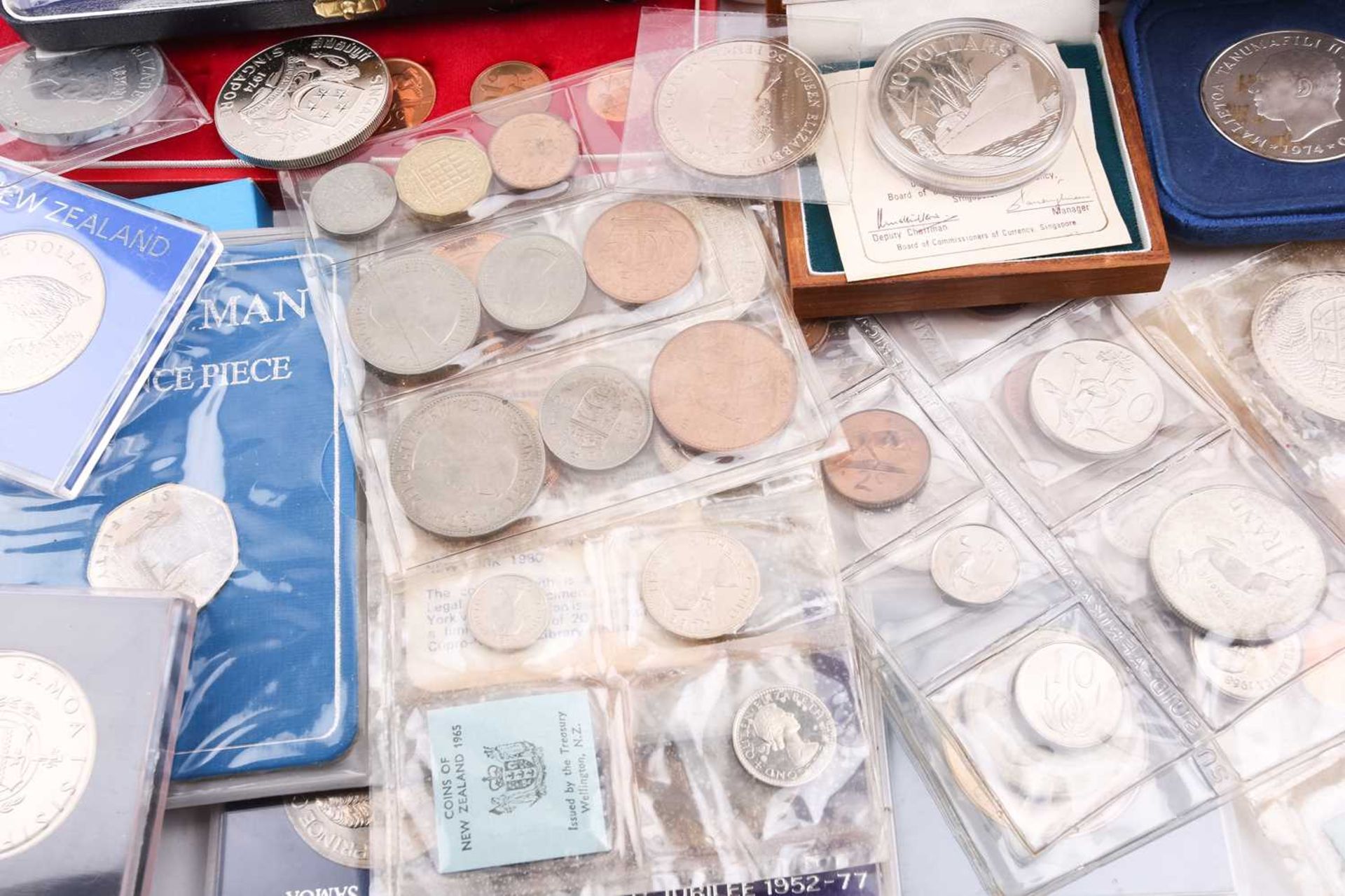 A good collection of sterling silver proof commemorative coins, many boxed with certificates, to - Bild 2 aus 15