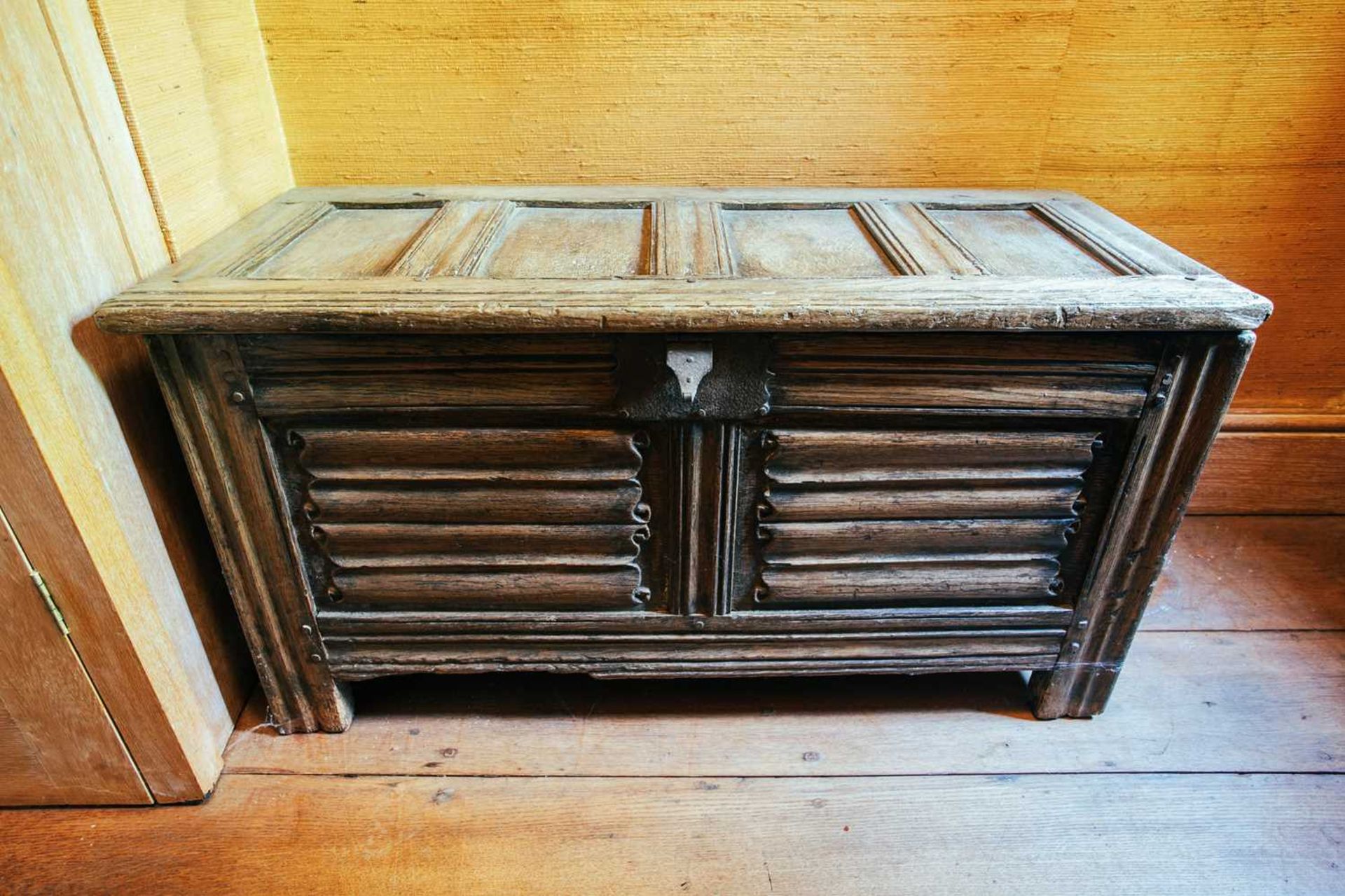 A 16th-century oak coffer, of small proportions, with linenfold facade, 49 cm high x 90 cm wide x 38