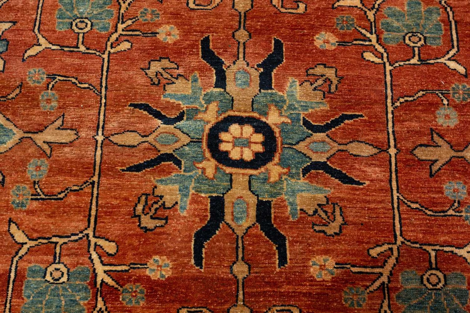 A large brick red ground Serapi-style carpet , 20th century, with central boss and geometric flowers - Bild 5 aus 18