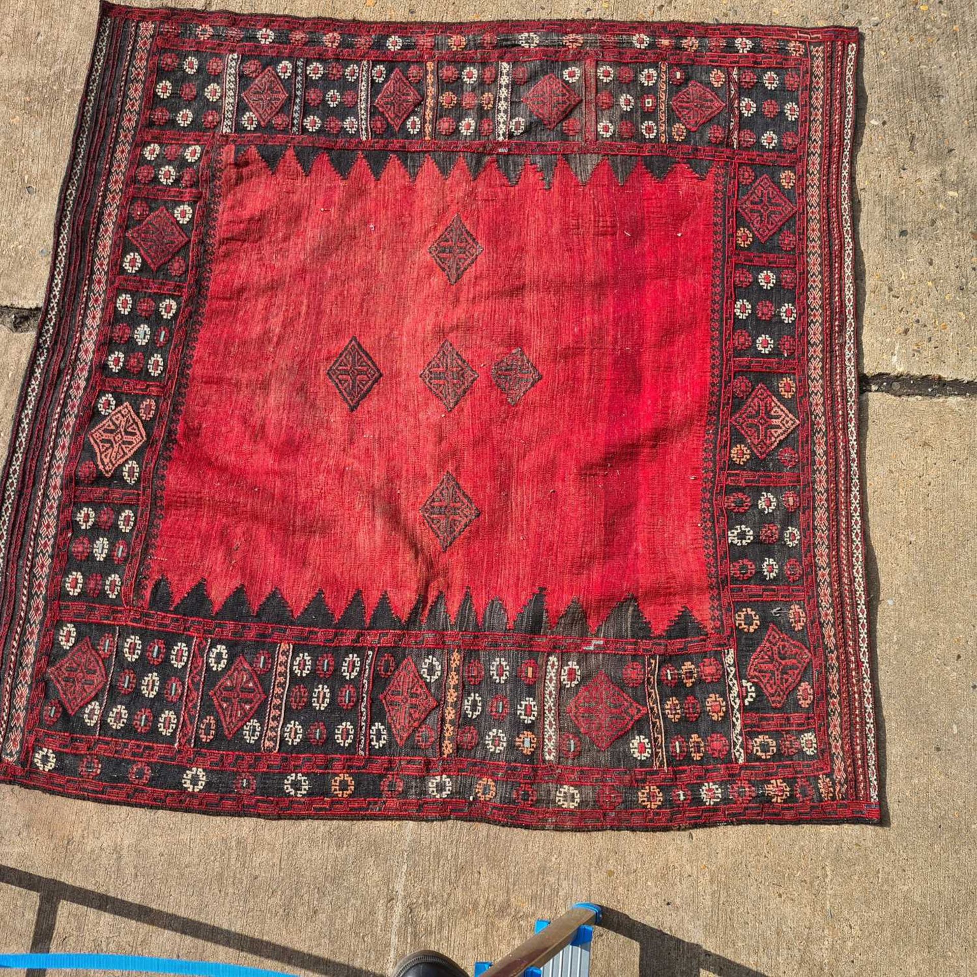 A red ground Baktiari carpet, with an allover compartmented design within multiple borders, 302 cm x - Bild 4 aus 11