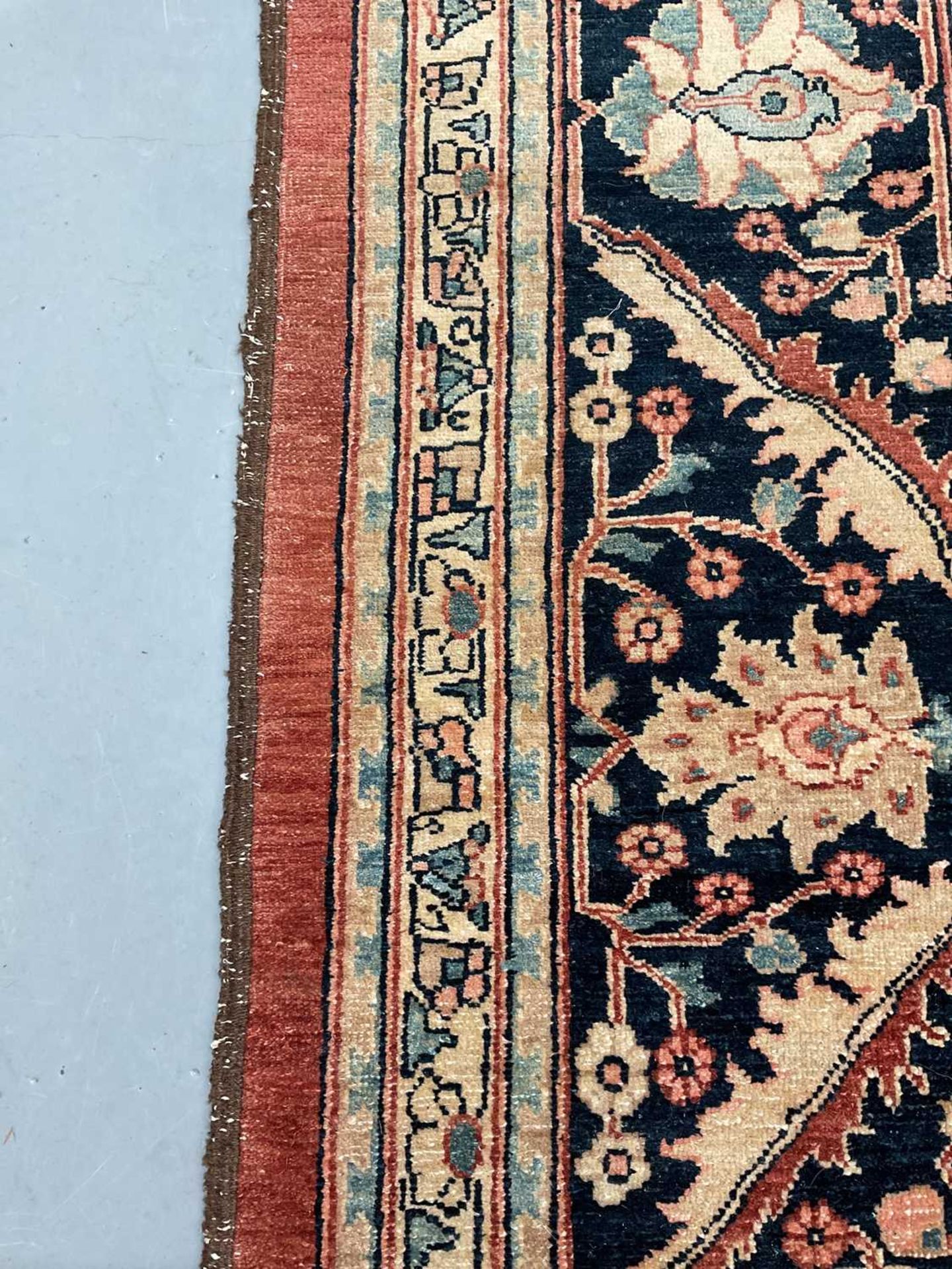 A large brick red ground Serapi-style carpet , 20th century, with central boss and geometric flowers - Bild 10 aus 18