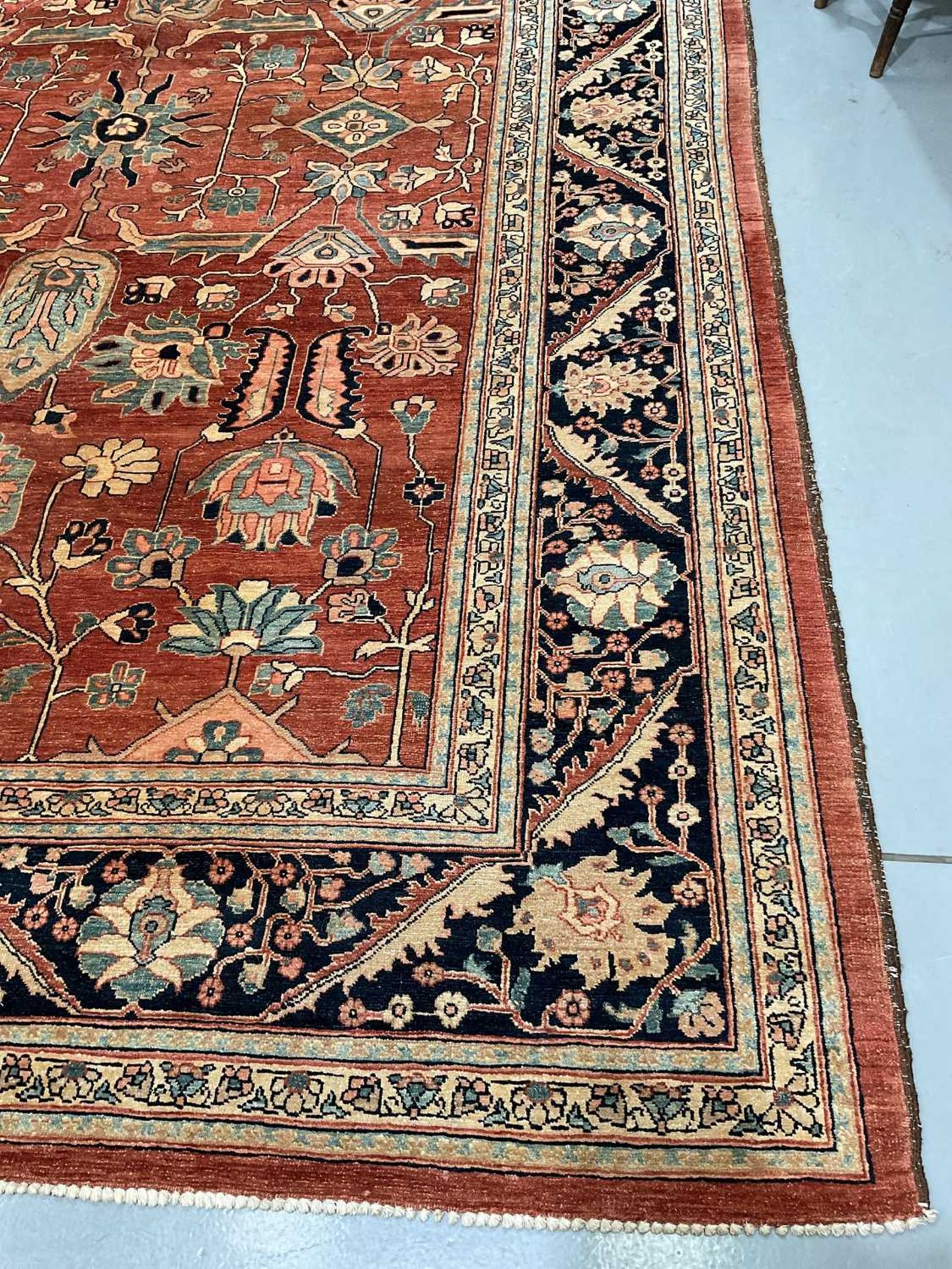 A large brick red ground Serapi-style carpet , 20th century, with central boss and geometric flowers - Bild 17 aus 18