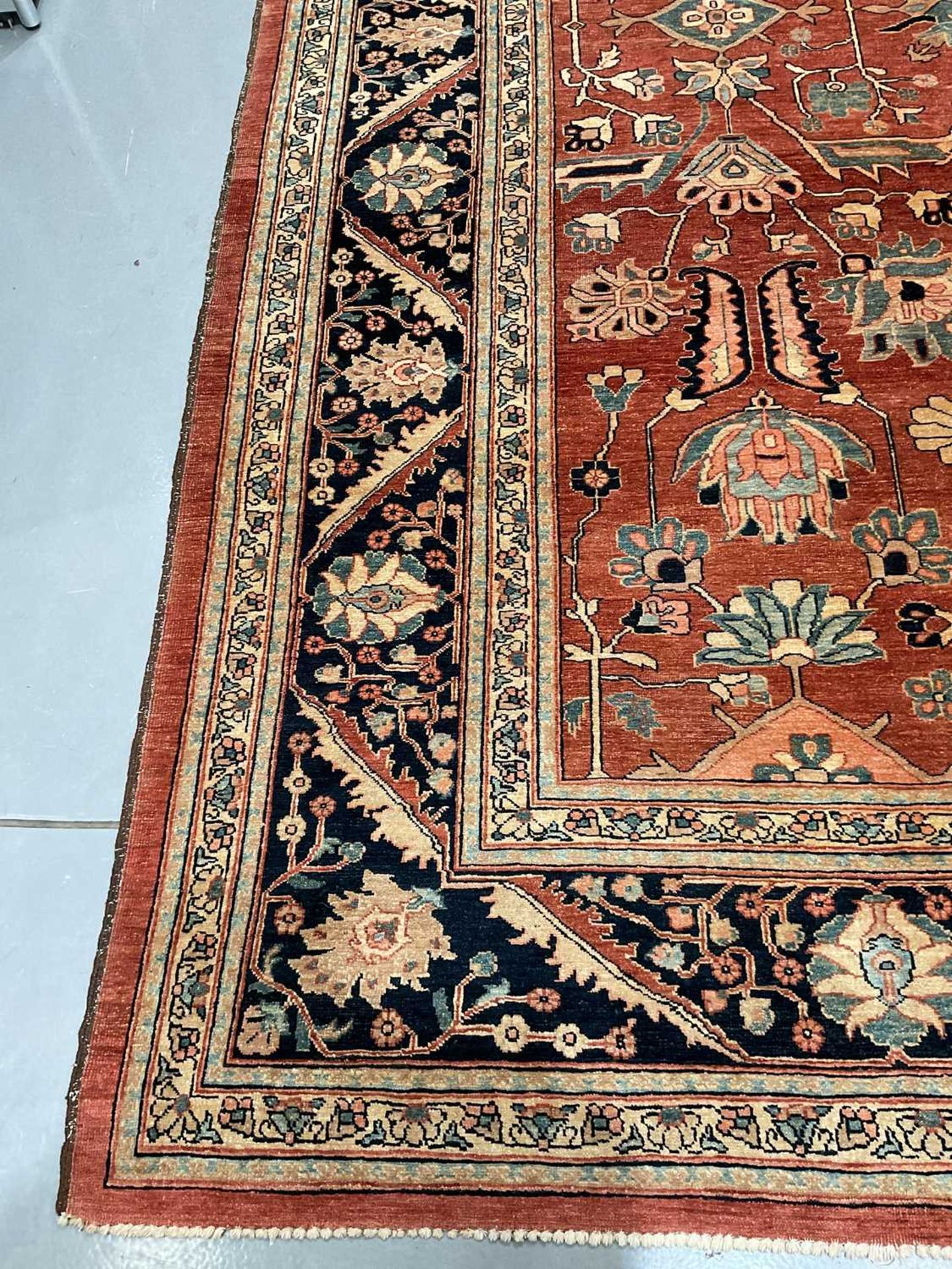 A large brick red ground Serapi-style carpet , 20th century, with central boss and geometric flowers - Bild 15 aus 18
