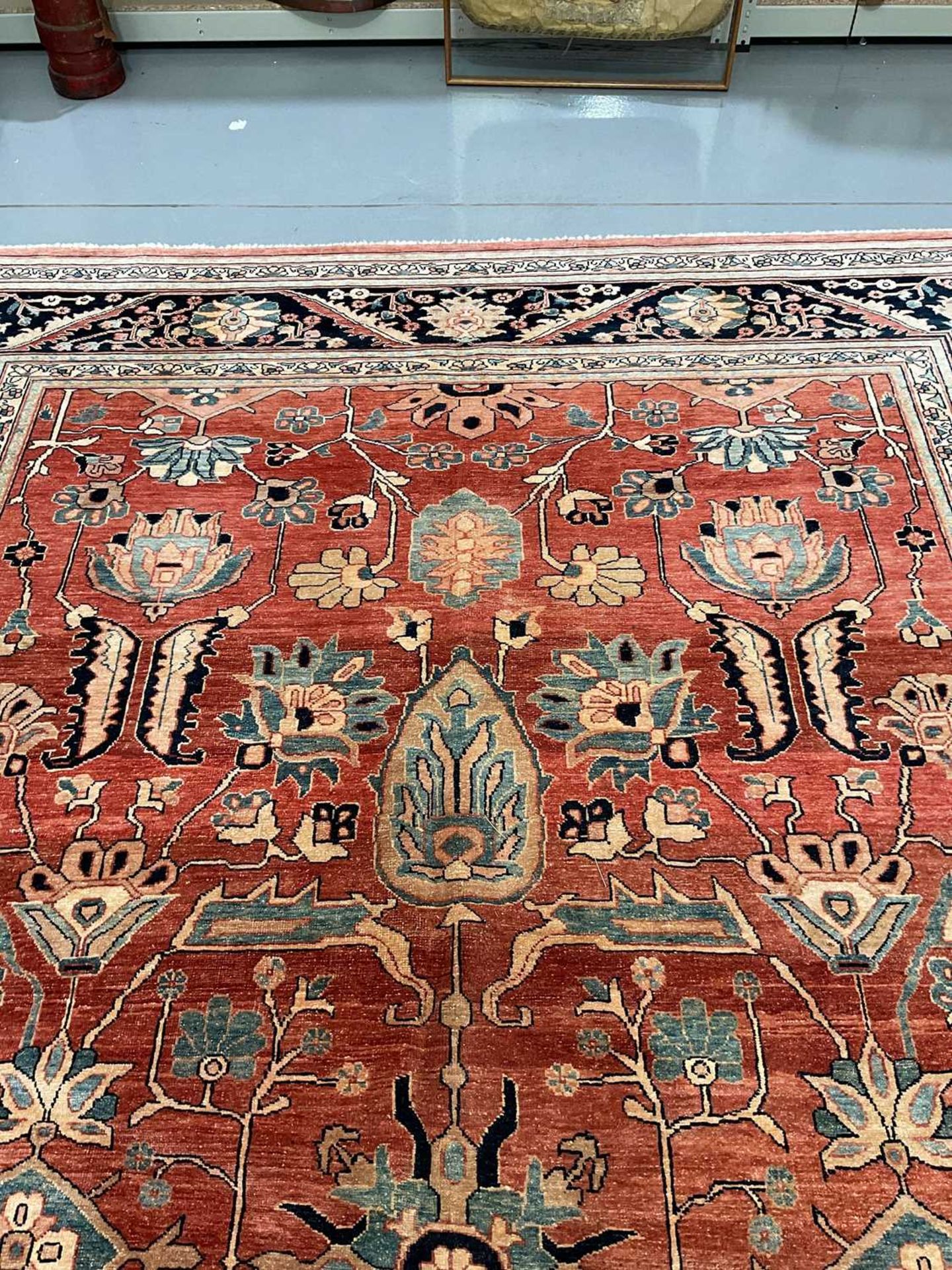 A large brick red ground Serapi-style carpet , 20th century, with central boss and geometric flowers - Bild 13 aus 18