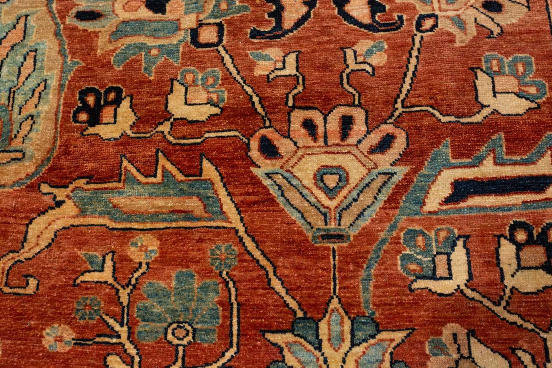 A large brick red ground Serapi-style carpet , 20th century, with central boss and geometric flowers - Bild 7 aus 18