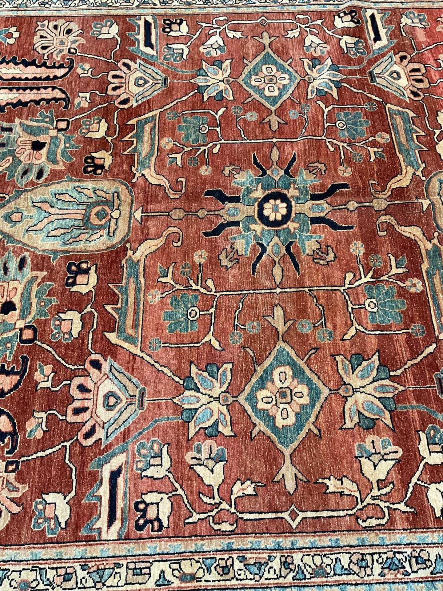 A large brick red ground Serapi-style carpet , 20th century, with central boss and geometric flowers - Bild 11 aus 18