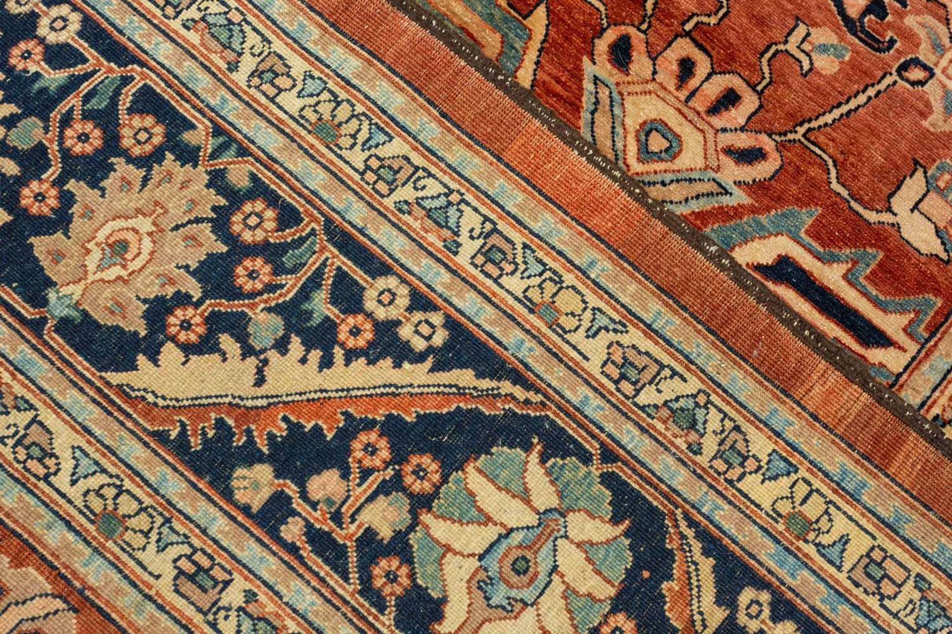 A large brick red ground Serapi-style carpet , 20th century, with central boss and geometric flowers - Bild 3 aus 18