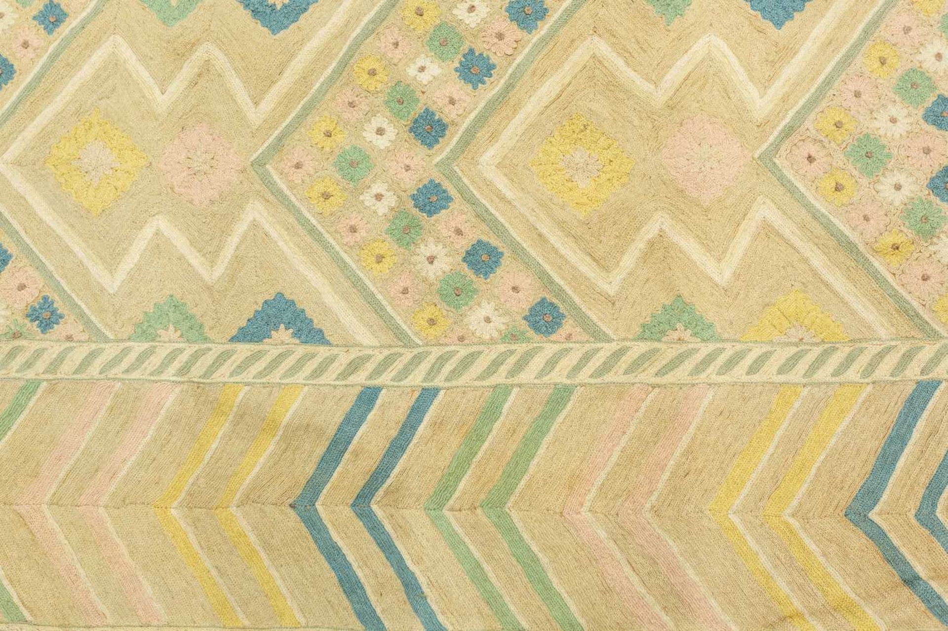 A large 'Mid-Century Vintage' style needlework rug in geometric patterns with muted tones of ochre - Bild 5 aus 5