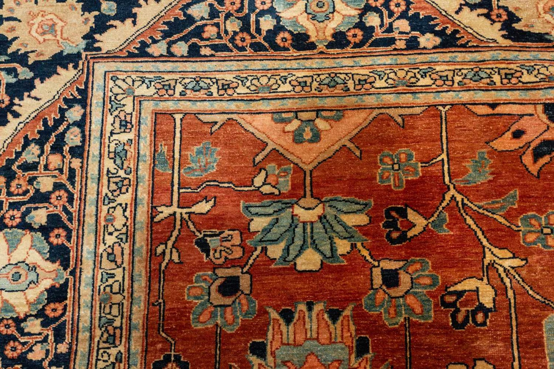 A large brick red ground Serapi-style carpet , 20th century, with central boss and geometric flowers - Bild 6 aus 18