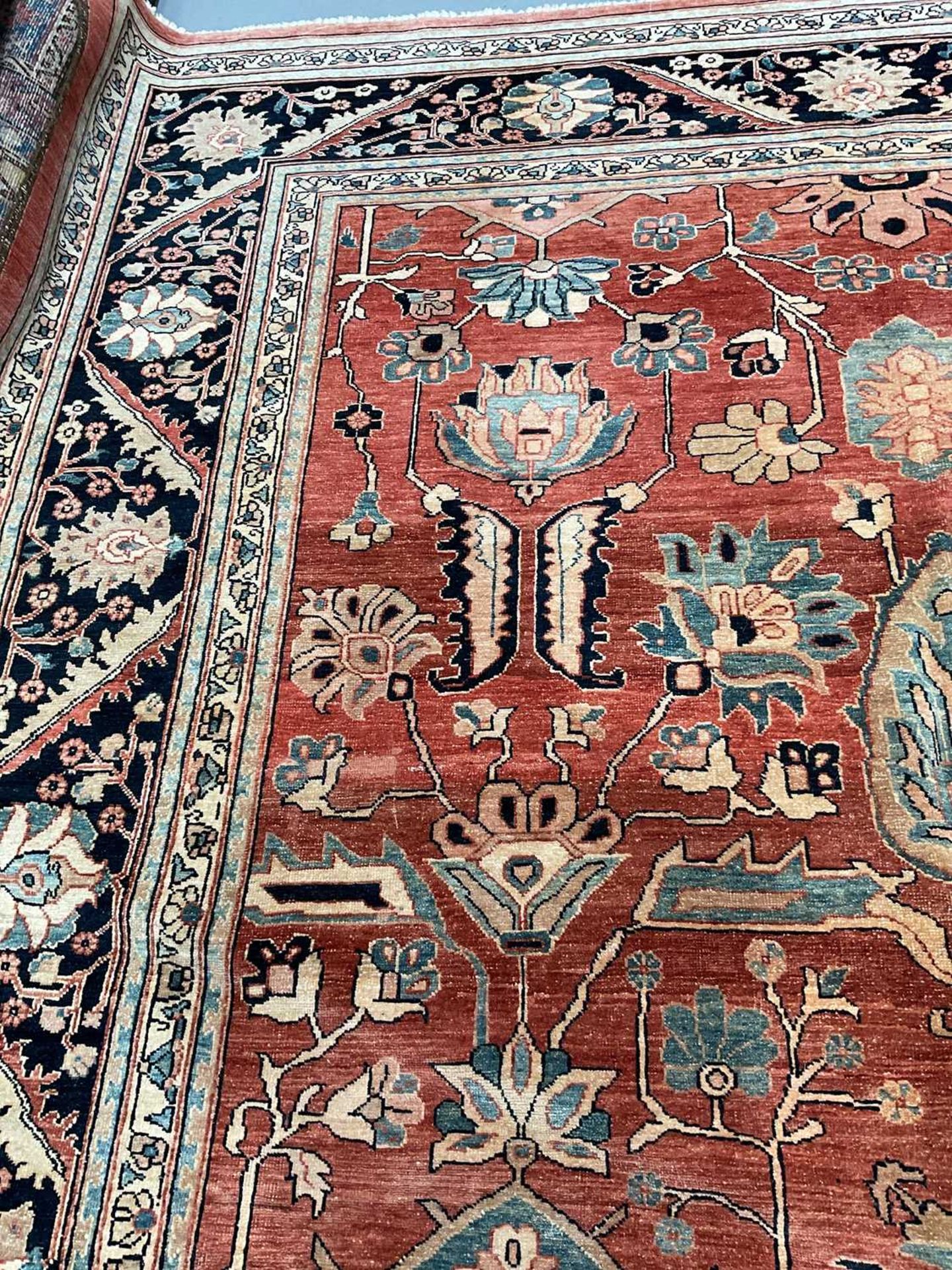 A large brick red ground Serapi-style carpet , 20th century, with central boss and geometric flowers - Bild 12 aus 18