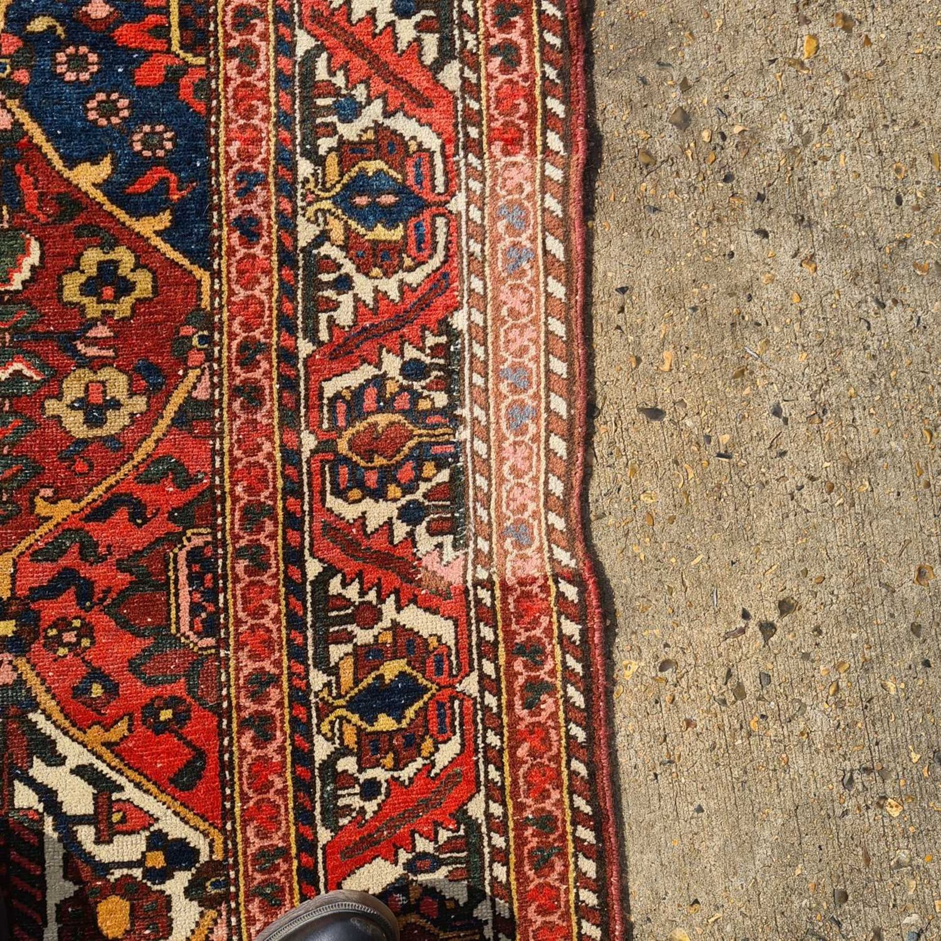 A red ground Baktiari carpet, with an allover compartmented design within multiple borders, 302 cm x - Bild 3 aus 11