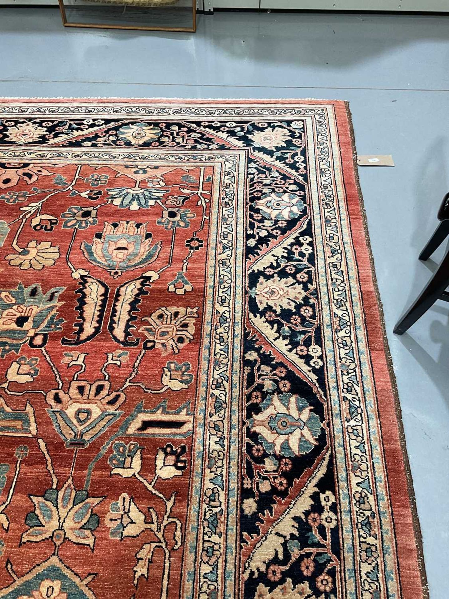 A large brick red ground Serapi-style carpet , 20th century, with central boss and geometric flowers - Bild 14 aus 18