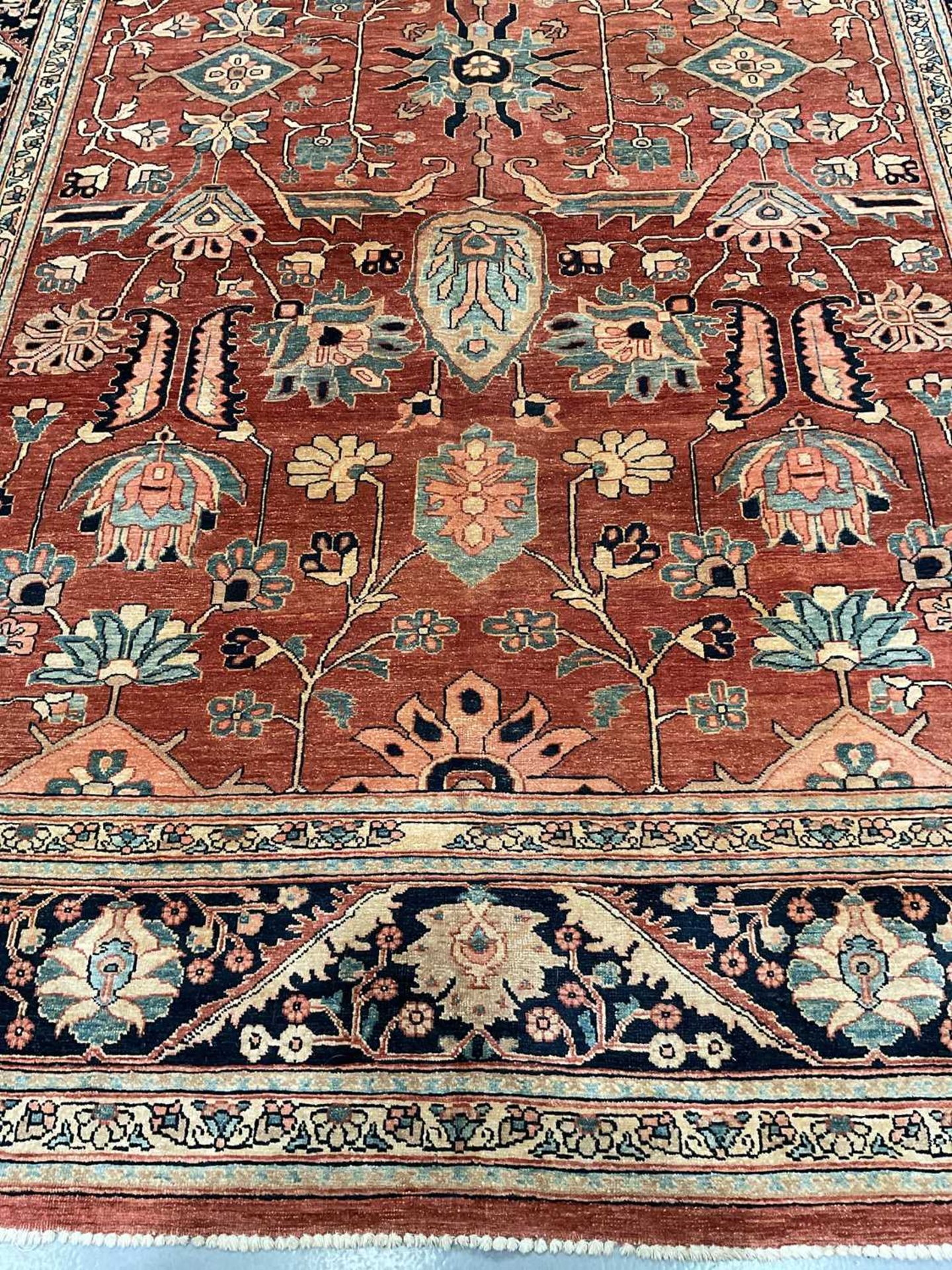 A large brick red ground Serapi-style carpet , 20th century, with central boss and geometric flowers - Bild 16 aus 18